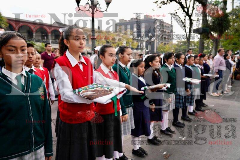 Encabeza el alcalde Juan Martínez el abanderamiento de escoltas