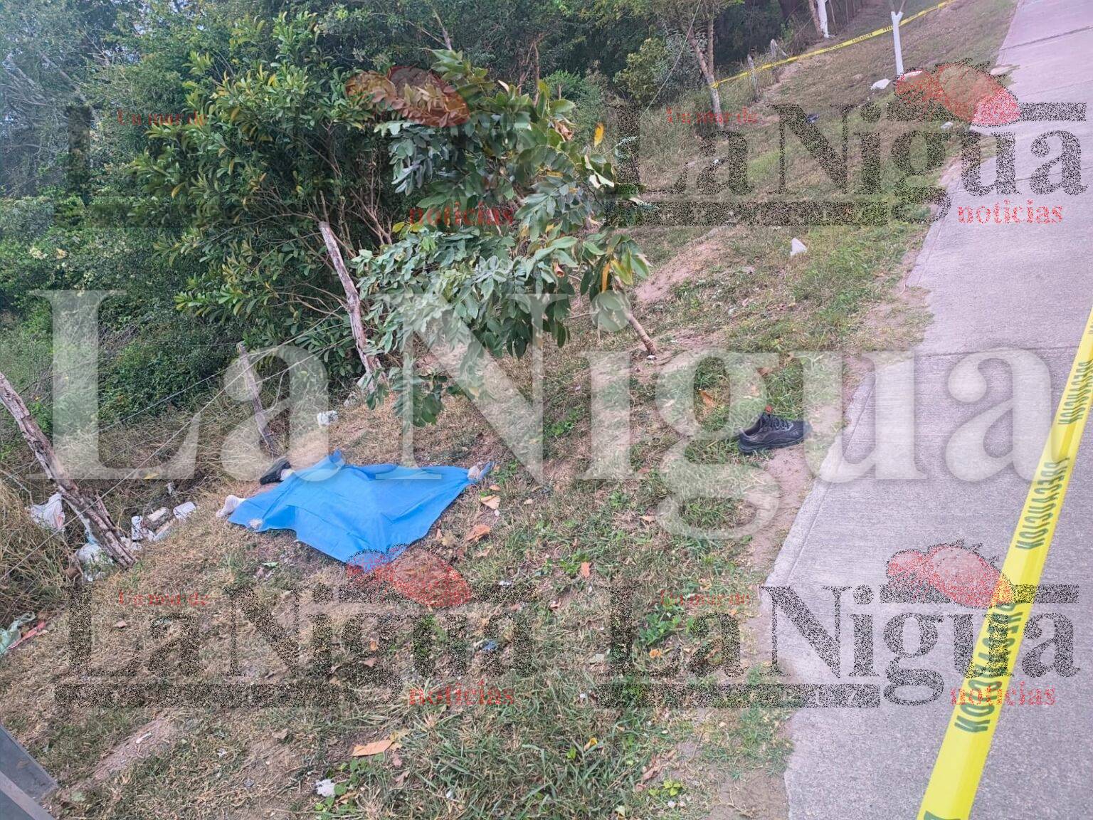 Motociclista muere tras impactarse contra una banqueta en Pueblo Viejo