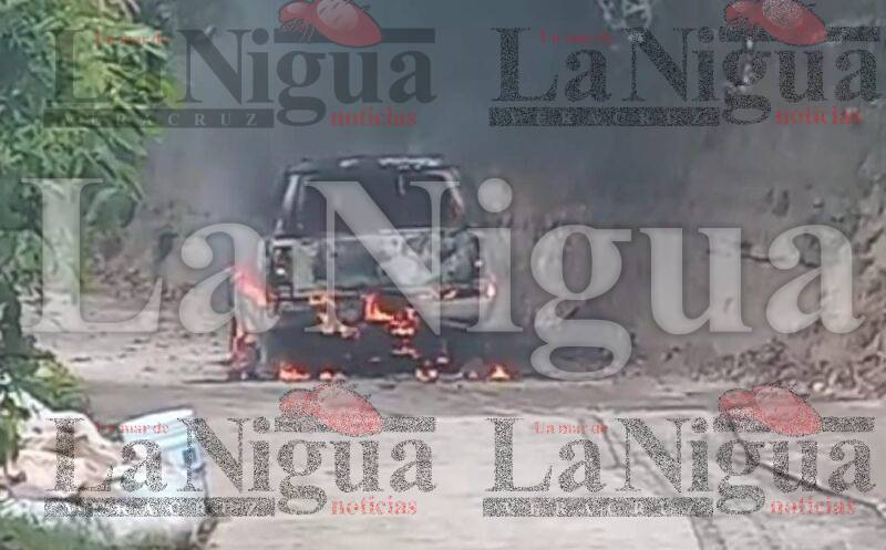 Camioneta completamente calcinada tras incendio por probable cortocircuito en Jaltocán