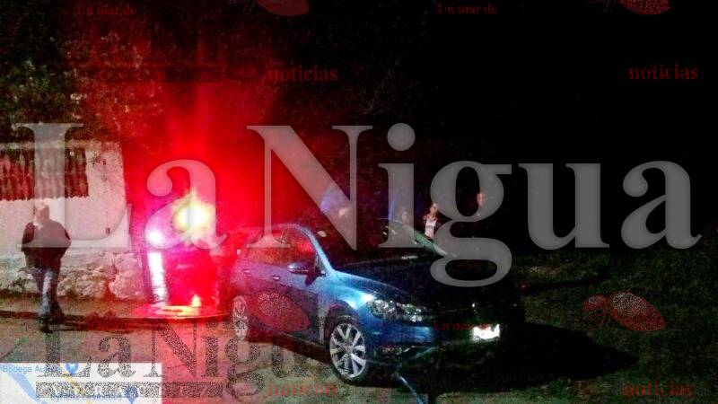 A PUNTO DE CAER AL RÍO AUTO CONDUCIDO POR CATEDRÁTICO DEL “TEC”