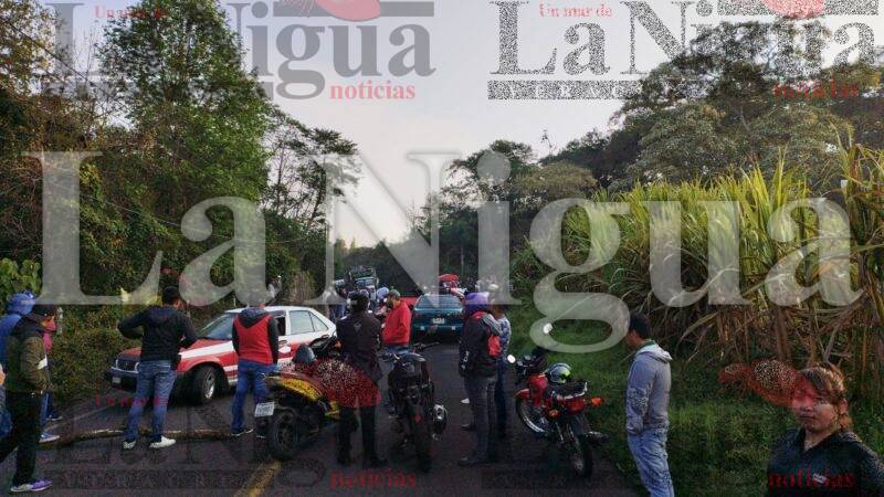 Bloquean la carretera federal Huatusco – Totutla,- Conejos, exigen reparación del camino.