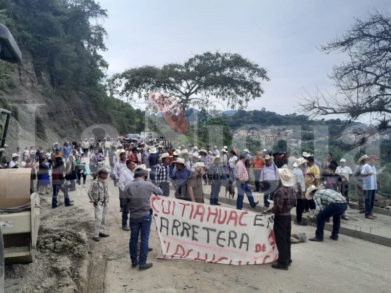 Pobladores toman el palacio municipal de Tlalchichico exigiendo ampliación de carretera