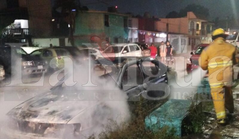En forma desconocida, se incendian 4 vehículos y un puesto de tacos en Tuxpan