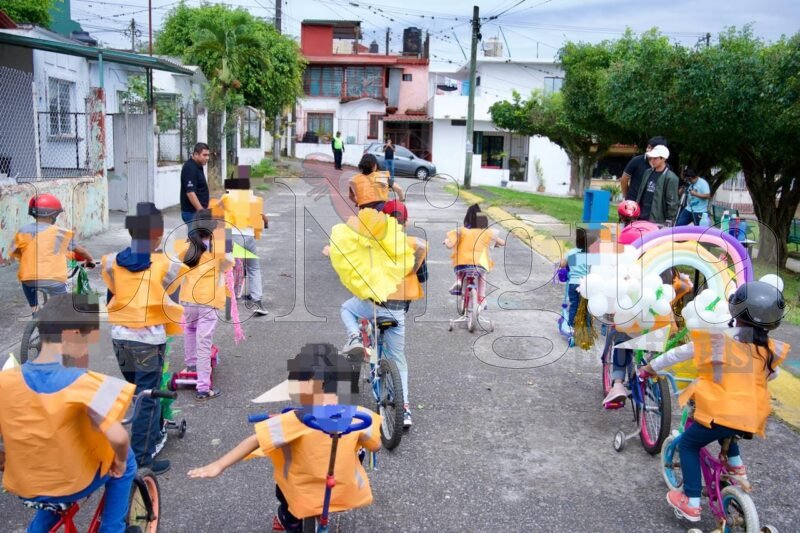 Realizan niños “Tour de letras en bicicleta” acompañados de adultos mayores