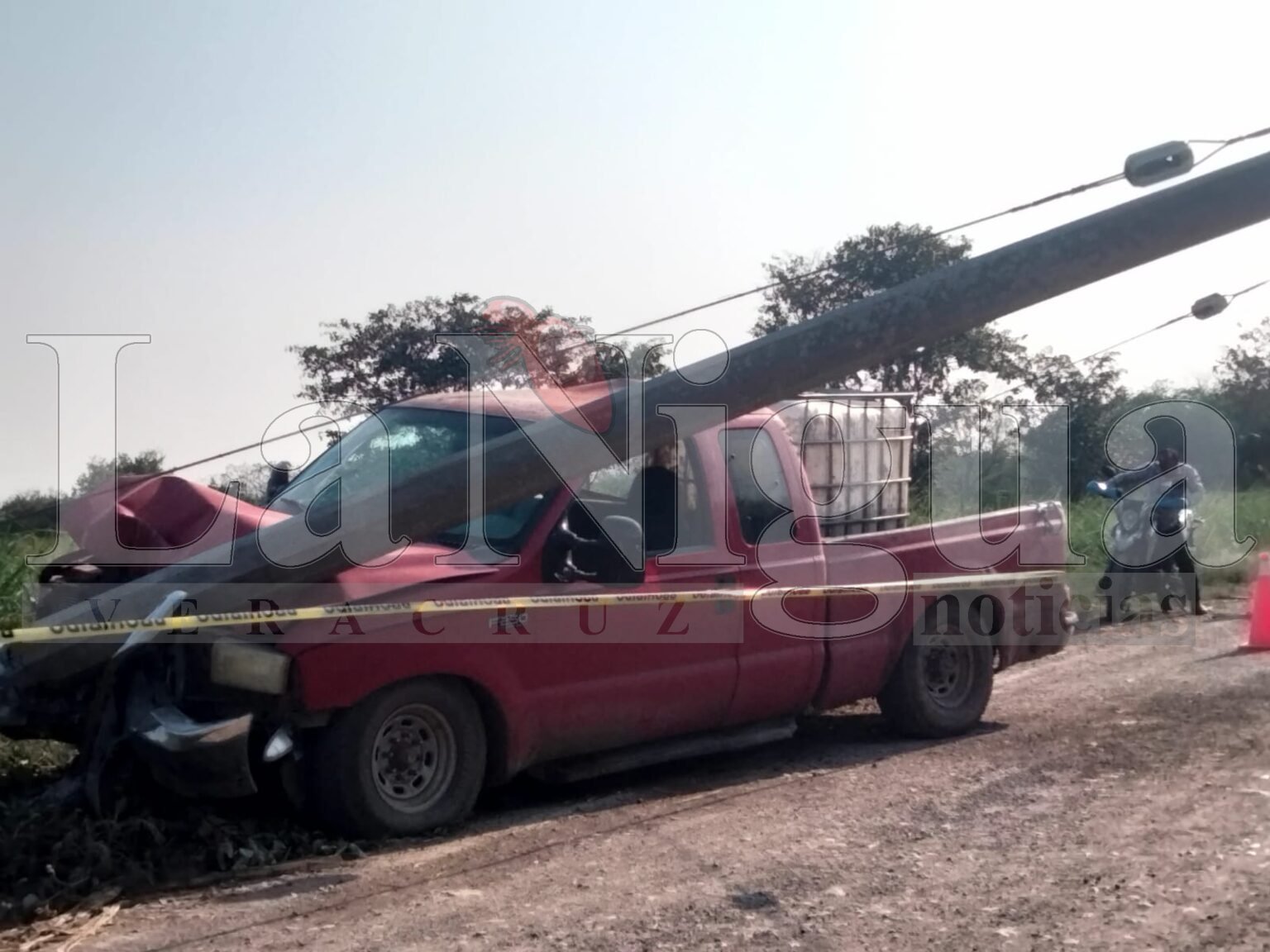 Chocan contra poste de la CFE