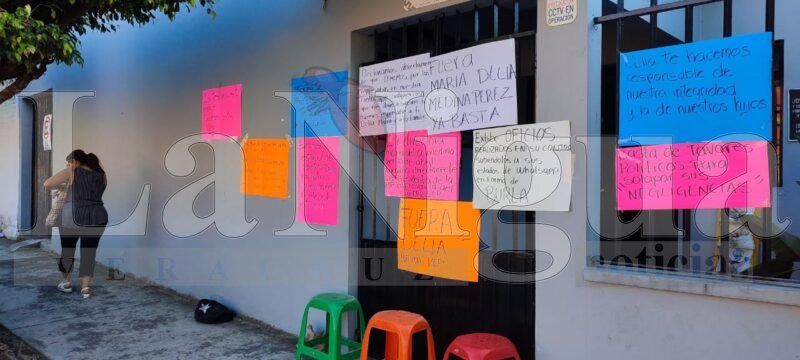 Padres de familia toman supervisión escolar  Zona 22 en Orizaba.