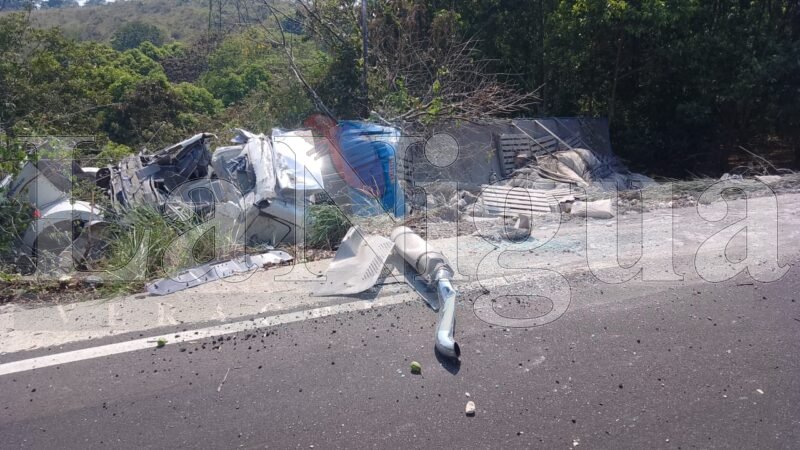 Vuelca tráiler cargado de cemento y varilla en carretera al Cerro de Nanchital