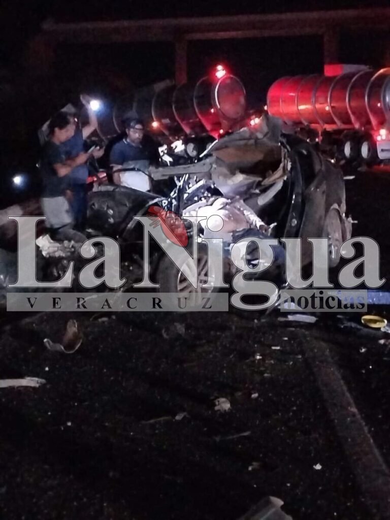 Tragedia en la Autopista México-Tuxpan: Choque fatal entre pipa y vehículo particular deja dos muertos WhatsApp Image 2024 04 29 at 22.39.16 2