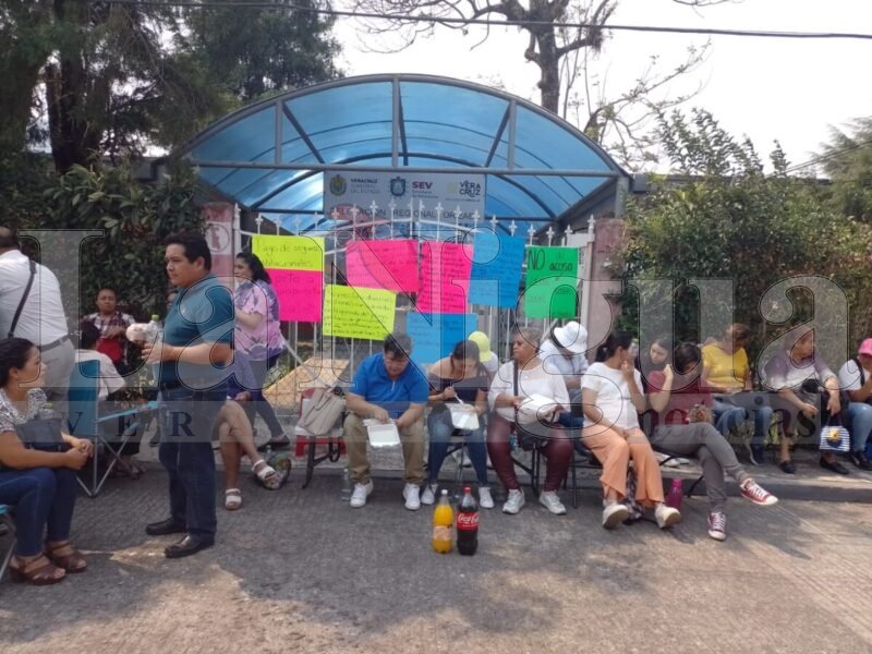 Docentes del SIRM Toman Oficinas de SEV en Orizaba: Exigen Cumplimiento de Demandas Pendientes