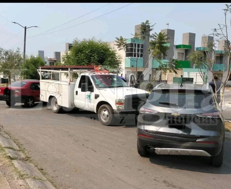 Vecinos de Dorado Real retienen a trabajadores de CFE.