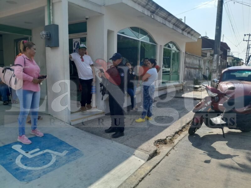 Clausuran de manera simbólica oficina de CFE en Las Choapas