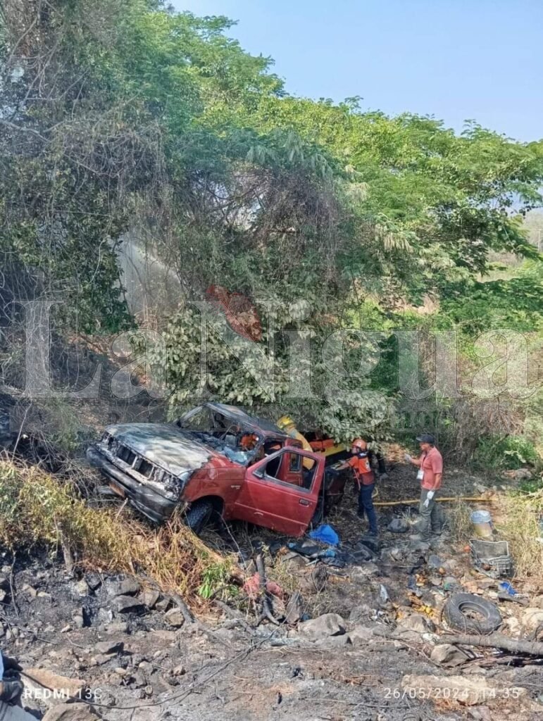 Mueren calcinados al volcar camioneta