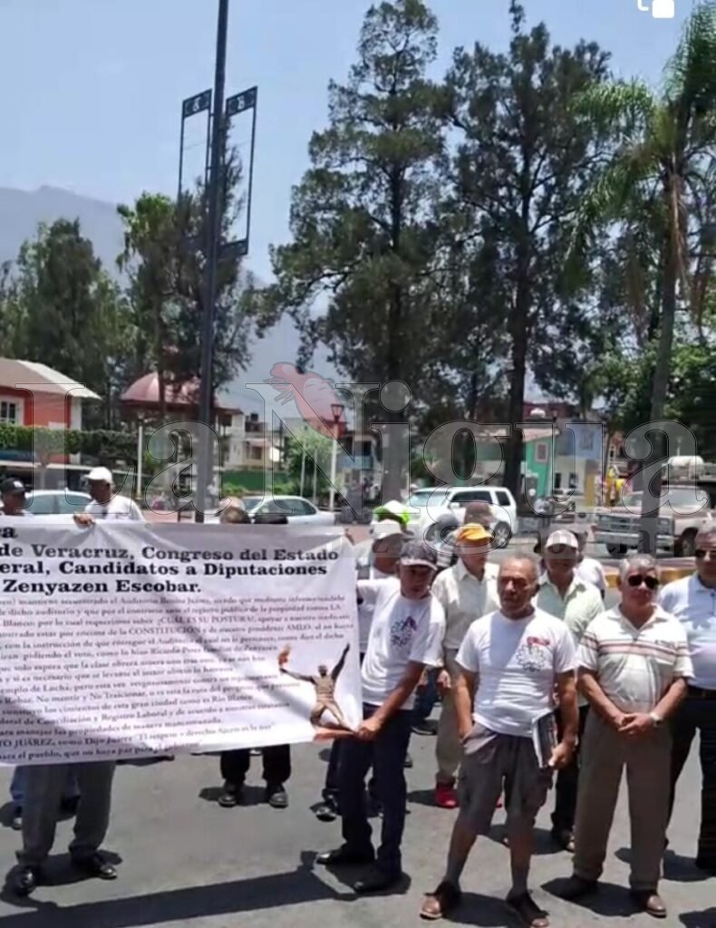Manifestación de Extrabajadores de la Exfábrica Textil Río Blanco Exigen Devolución del Auditorio Benito Juárez