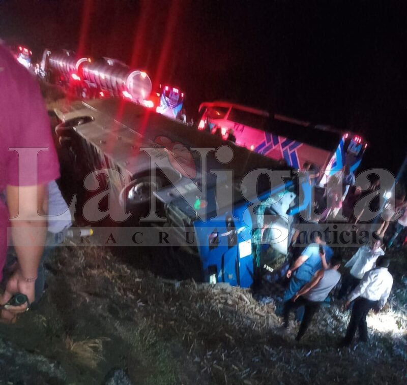 Dan de alta a 23 militantes de MORENA lesionados en accidente de autobús