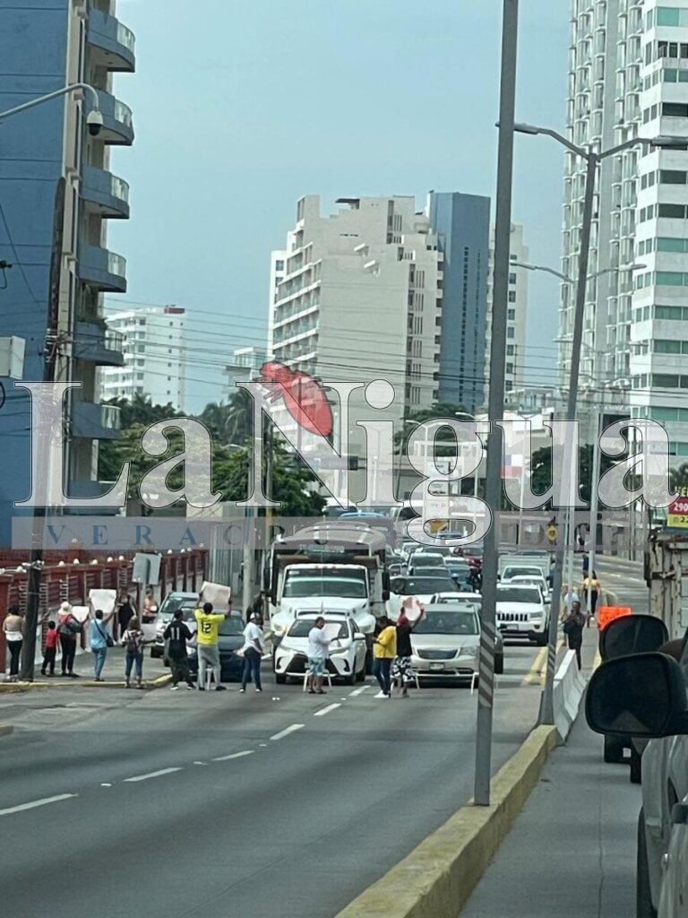 Bloqueo en Boulevard Miguel Alemán piden Justicia para Pasajero Herido en Accidente