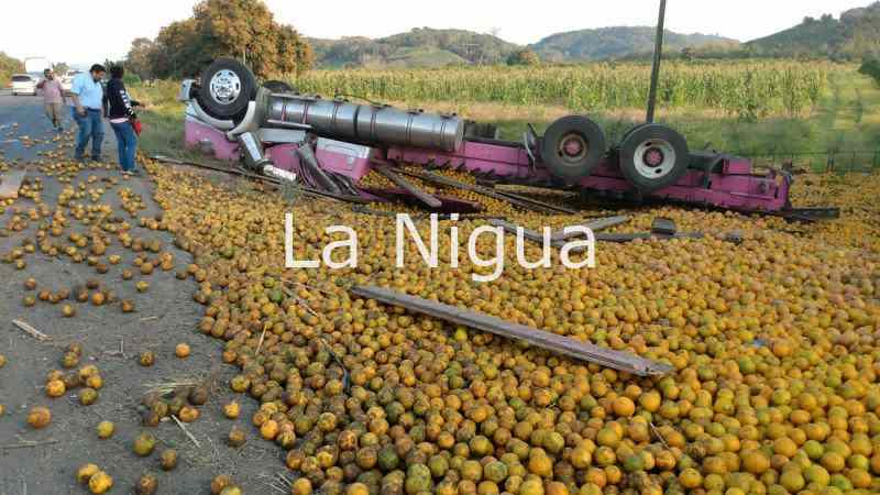 Conductor queda prensado, tras volcadura de camión en Álamo 2 accidentealamo 14289094625451983674