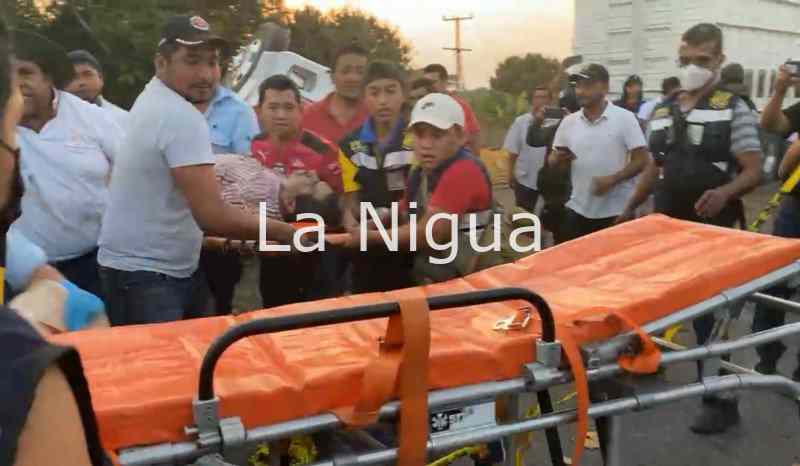 Conductor queda prensado, tras volcadura de camión en Álamo 3 accidentealamo 28910258652288045594