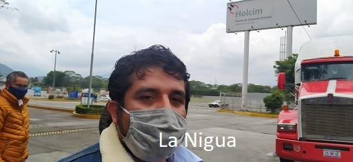 Traileros bloquean accesos de Holcim.