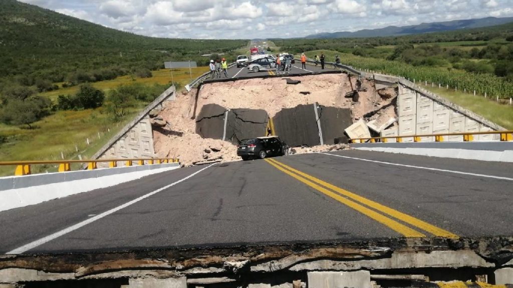 Colapsa puente elevado en SLP; muere una mujer