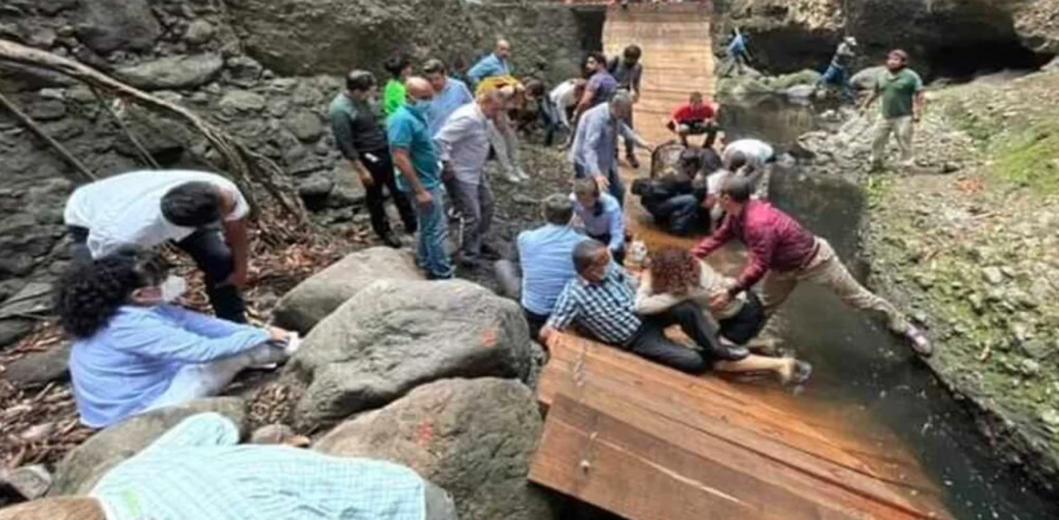 Cuatro funcionarios son despedidos tras caída de puente colgante en Cuernavaca