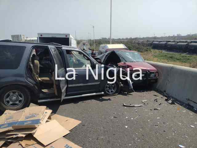 Aparatoso accidente deja solo daño materiales 3 choquedaosmateriales 22140672974534653245