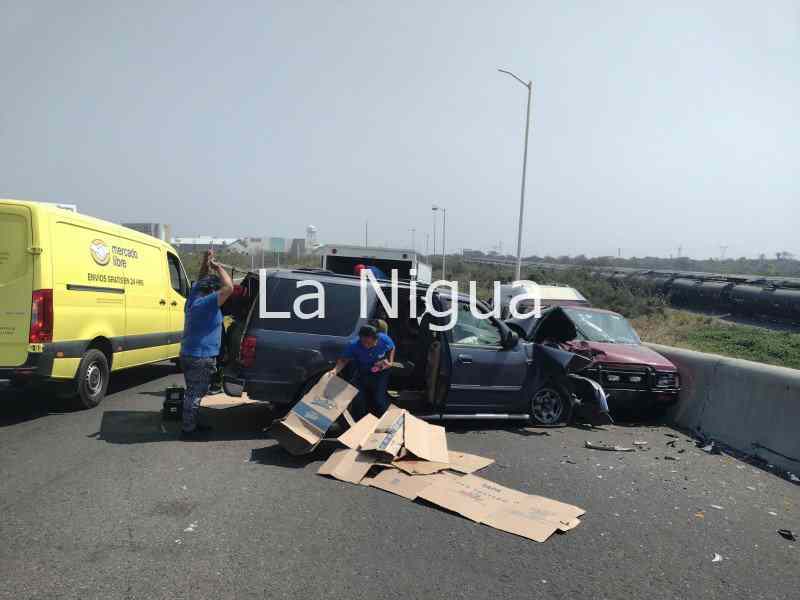 Aparatoso accidente deja solo daño materiales 5 choquedaosmateriales 49043225377944037964