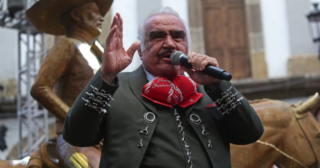 El cantante Vicente Fernández está grave, confirma su hijo. “Es un momento crítico”