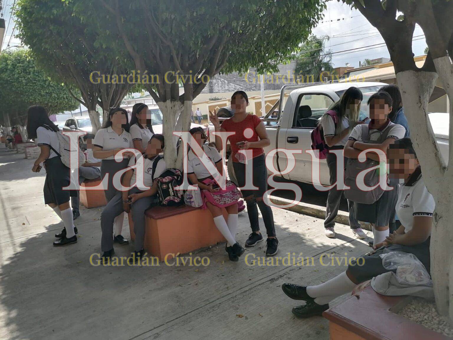 Estudiantes varados porque autobús se descompone