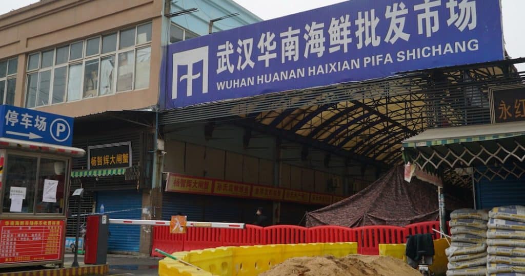 La pandemia no empezó en Wuhan ni en su mercado: informe final de OMS. Dónde fue es un misterio