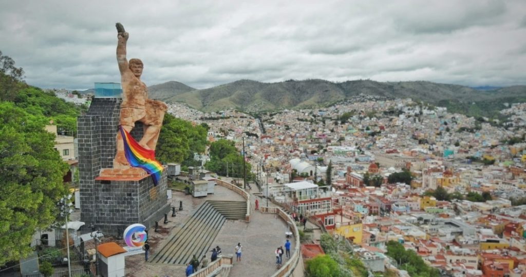 En el conservador Guanajuato envuelven monumentos con bandera LGBT+