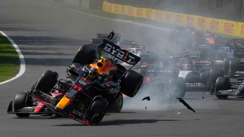 Checo Pérez quedó fuera del GP de México en la primera curva