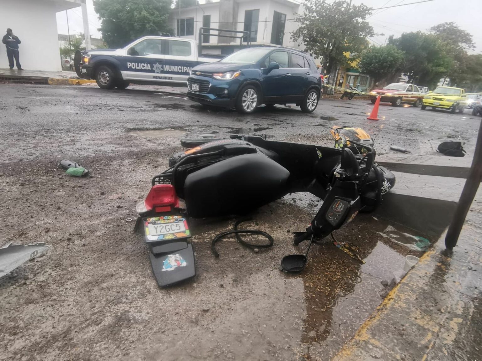 Camioneta impacta a motociclista