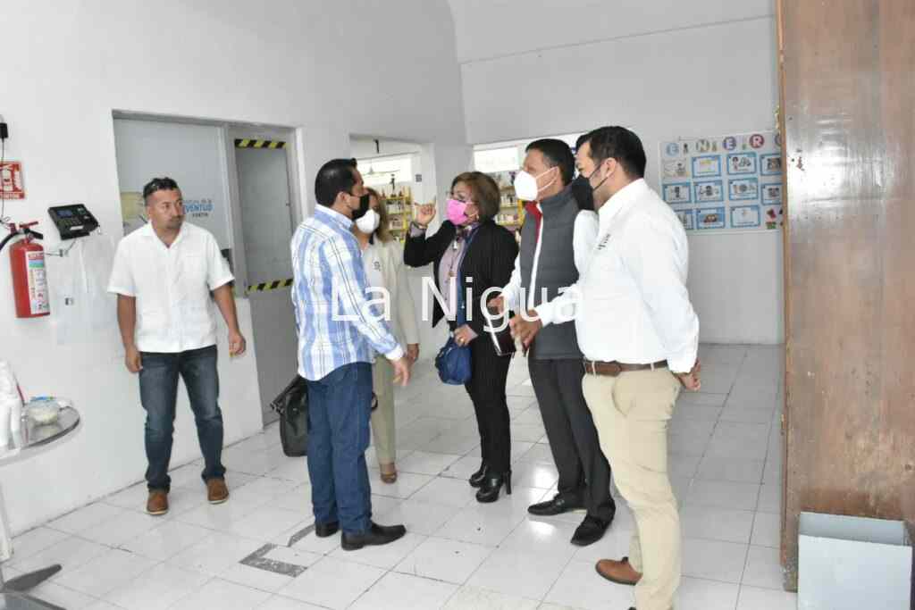 Se reúne alcalde con directores y supervisores de escuelas 1 img 20220110 wa00213340802642193206353