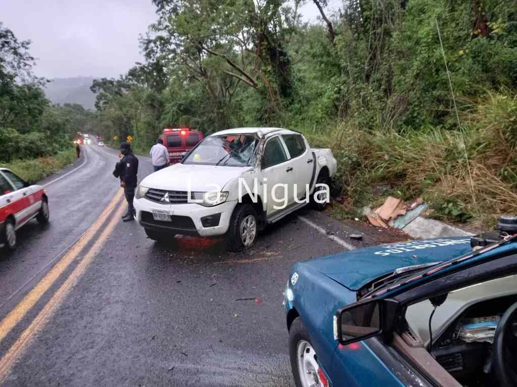 Aparatosa volcadura, deja dos lesionados en la carretera Papantla a Poza Rica