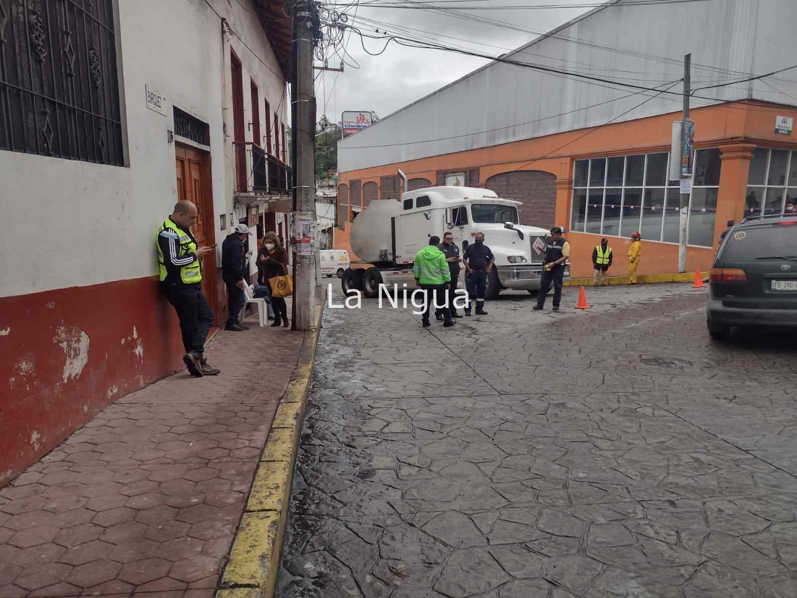 Una cisterna con combustoleo, quedando atravezada en pleno centro de Papantla 4 img 20220112 wa01531131185834502217166
