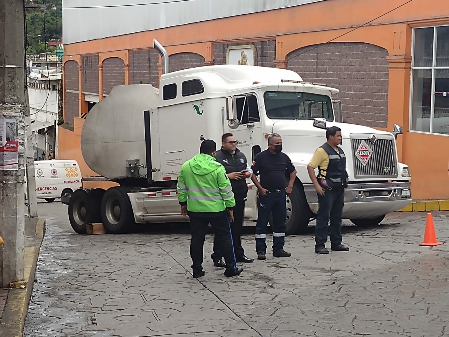 Una cisterna con combustoleo, quedando atravezada en pleno centro de Papantla