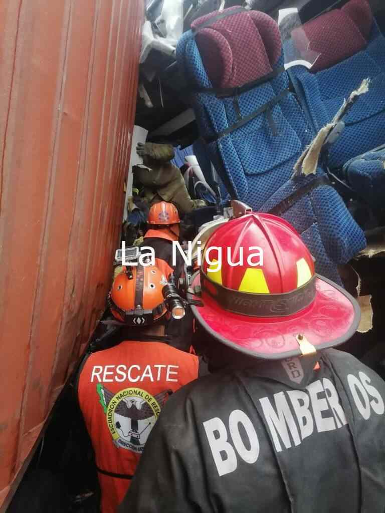 2 muertos y 10 lesionados en choque de ADO contra tráiler