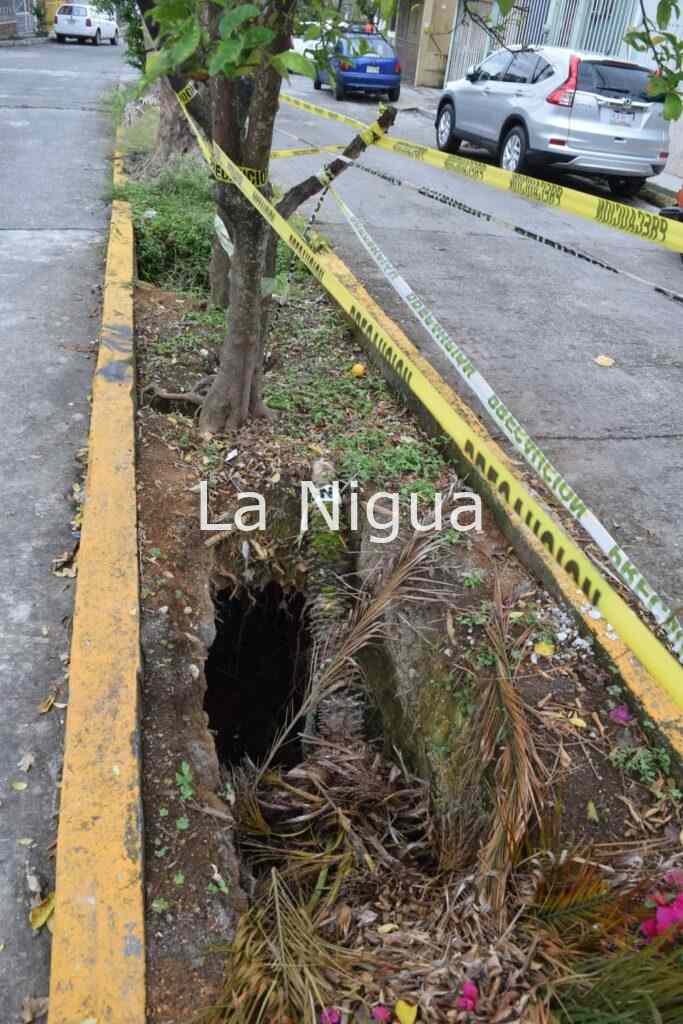 Atiende PC daños en tubería que causaron socavones