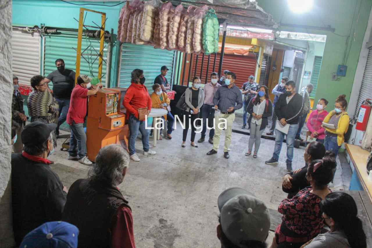 Ayuntamiento y locatarios del mercado Revolución acuerdan reordenamiento del zoco 3 img 20220114 wa00647483594305151493100