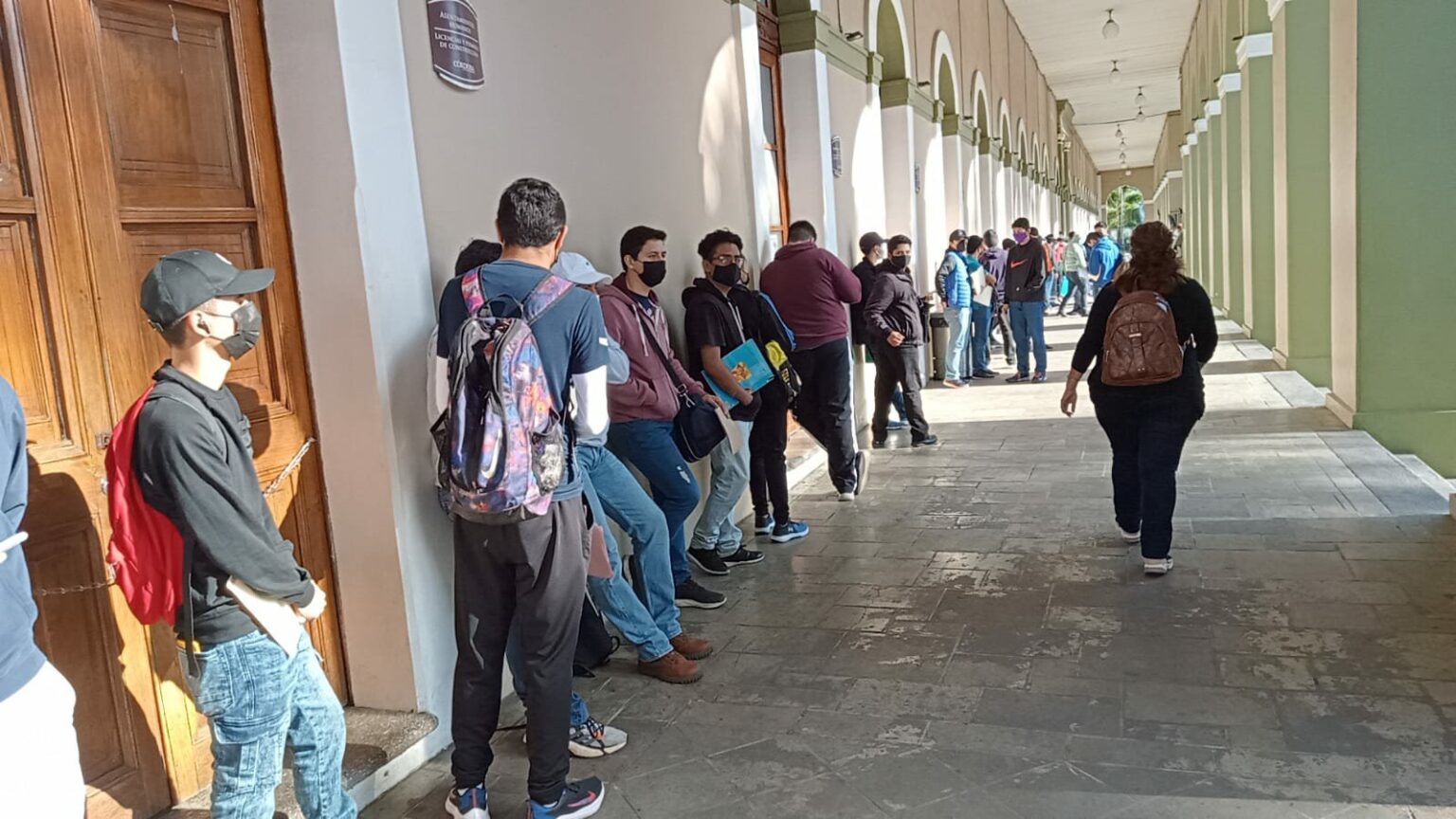 Acuden jóvenes a tramitar su cartilla militar.