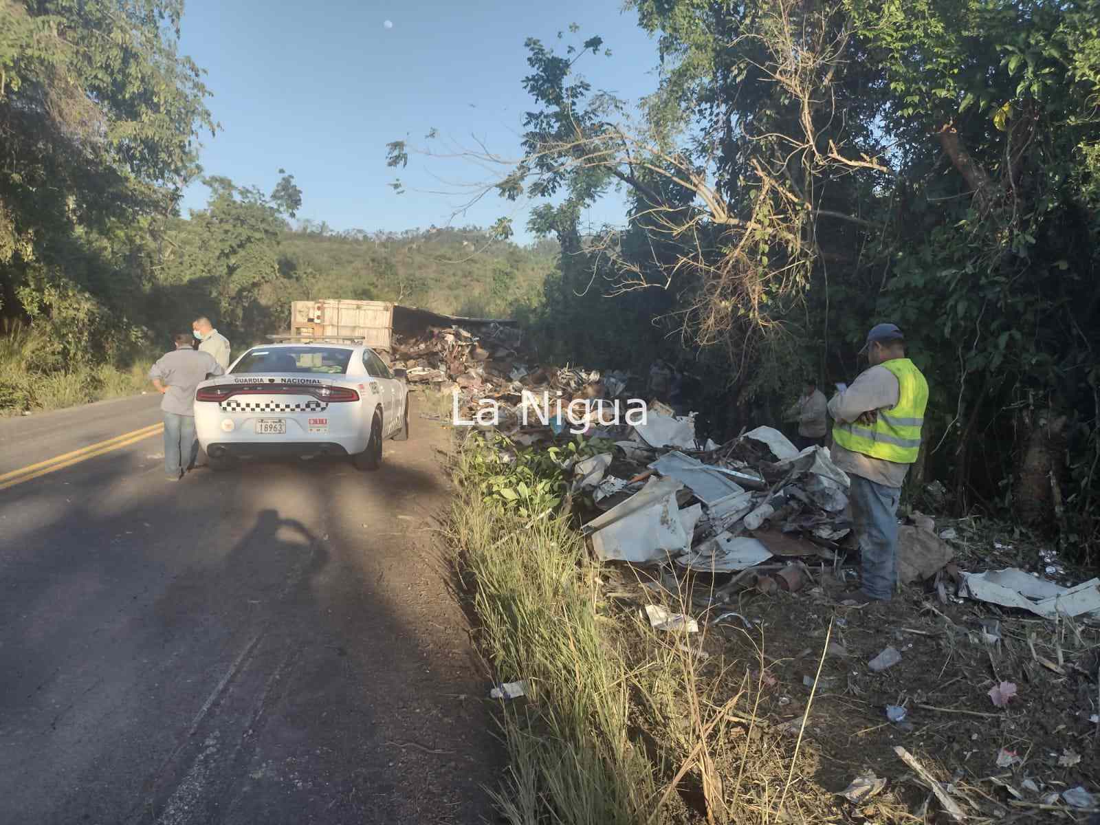 Vuelca tráiler cargado de desechos industriales en Papantla 2 img 20220115 wa00375181550275787512391