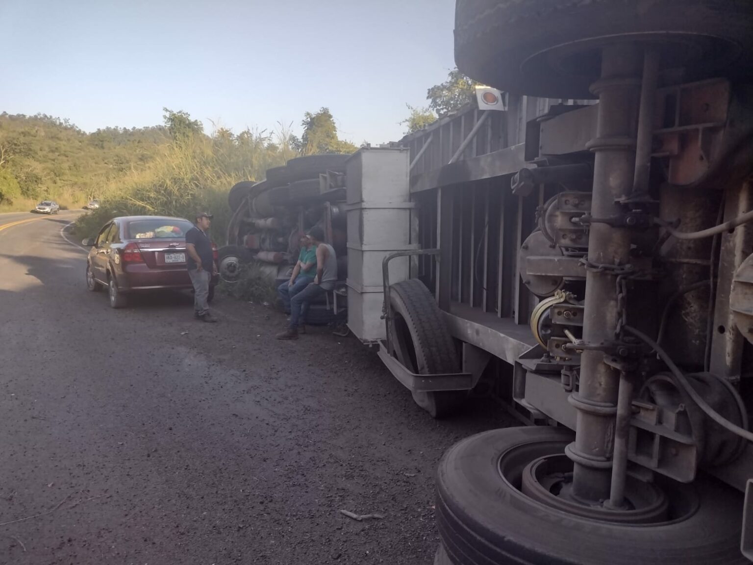 Vuelca tráiler cargado de desechos industriales en Papantla