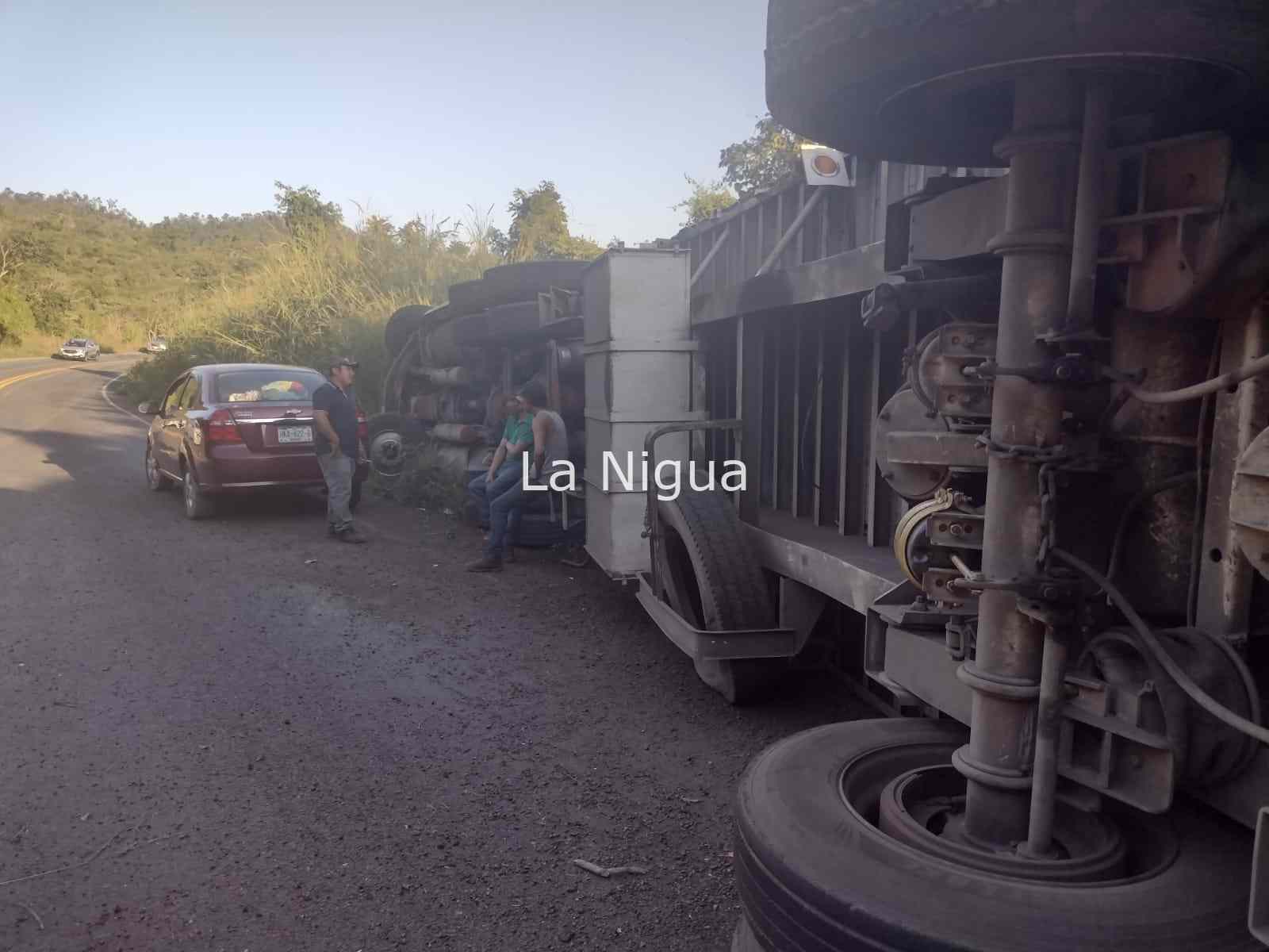Vuelca tráiler cargado de desechos industriales en Papantla 4 img 20220115 wa00387144993403103501502