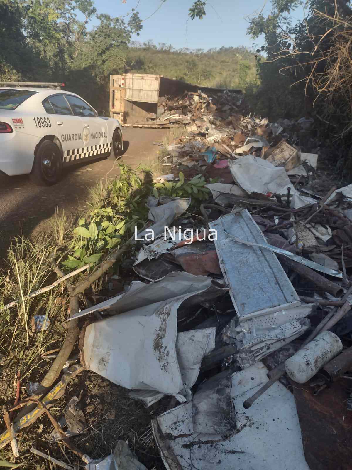 Vuelca tráiler cargado de desechos industriales en Papantla 6 img 20220115 wa00416910294127007875