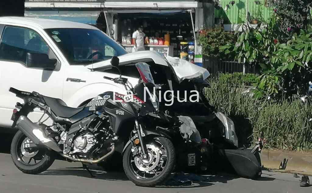 Camioneta atropella a motociclista