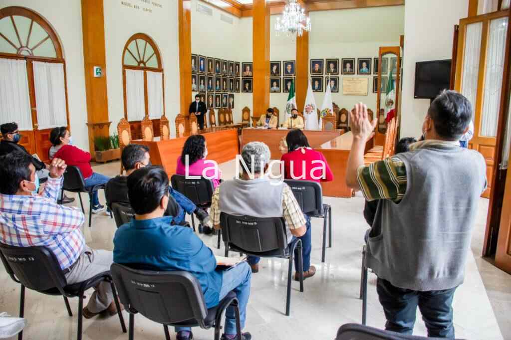 Recibe Alcalde a grupo de locatarios del Revolución
