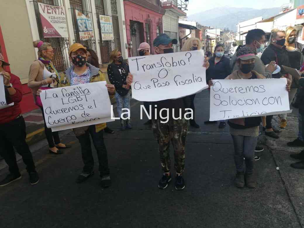 Integrantes Casa de las Muñecas Tiresias A C. y Orgullo Veracruzano se manifiestan 3 img 20220119 wa00301558302759175812139
