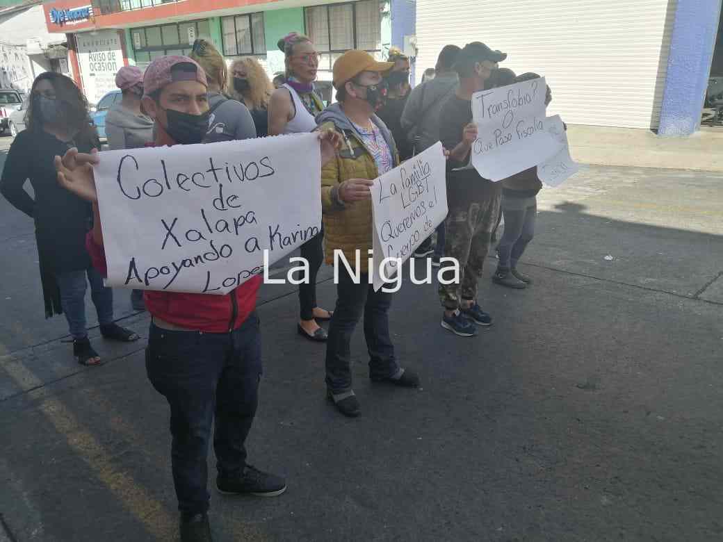 Integrantes Casa de las Muñecas Tiresias A C. y Orgullo Veracruzano se manifiestan 6 img 20220119 wa00317994025766109047243