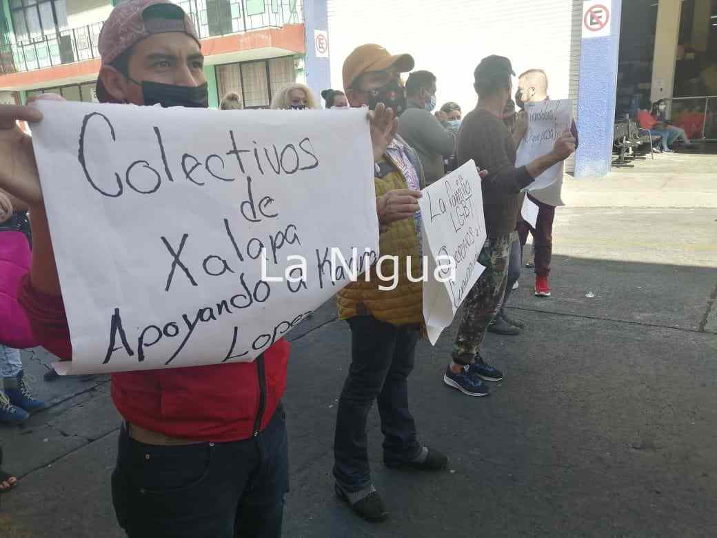 Integrantes Casa de las Muñecas Tiresias A C. y Orgullo Veracruzano se manifiestan 2 img 20220119 wa00331930601660196311881