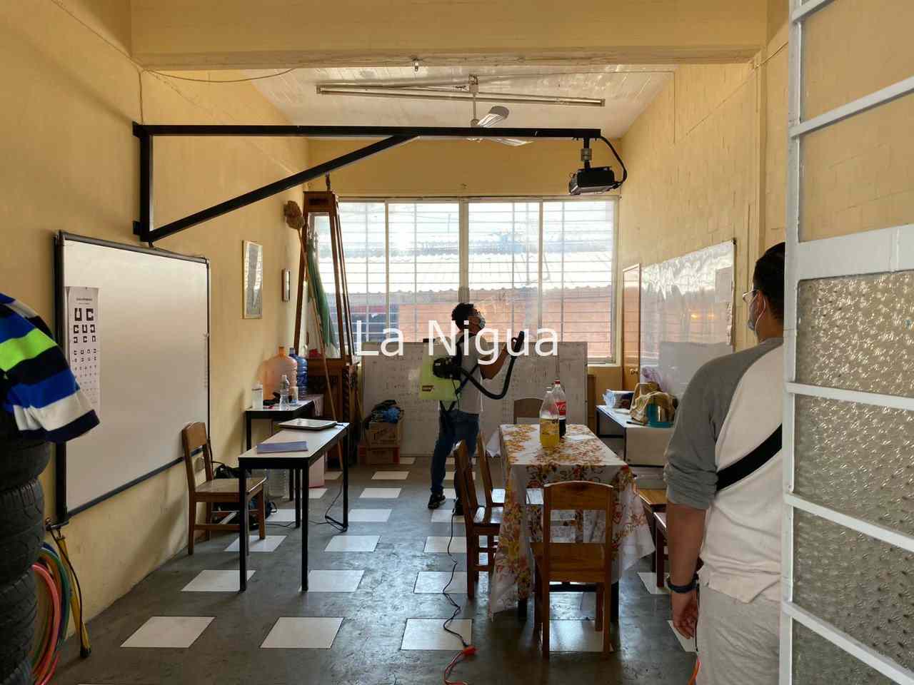 Sanitizan escuelas y oficinas de Palacio Municipal 2 img 20220119 wa00631404319187213387887